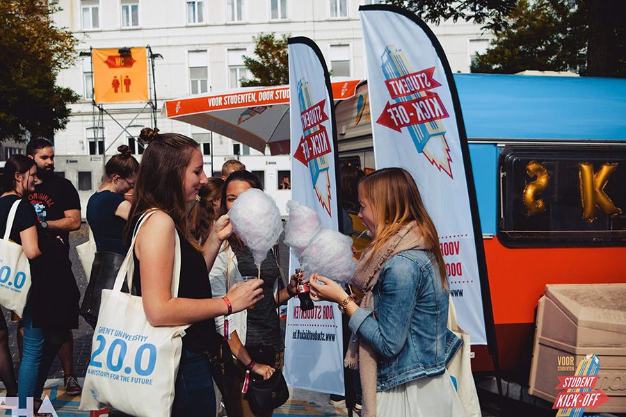beachflags tijdens Student Kick-off in Gent